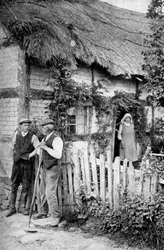 Due uomini che chiacchierano fuori da un cottage, vicino a Lucton, Herefordshire