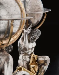 Due globi terrestri e celesti eccezionali, supportati da Ercole e Atlante, Augusta