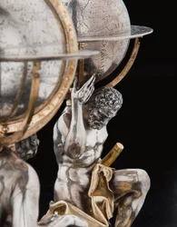 Due globi terrestri e celesti eccezionali, supportati da Ercole e Atlante, Augusta
