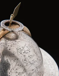 Due eccezionali globi terrestri e celesti, supportati da Ercole e Atlante, Augusta