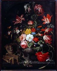 Gatto che rovescia un vaso di fiori