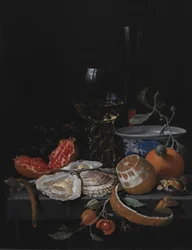 Ostriche, frutta e un bicchiere di vino su un tavolo di pietra