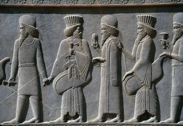 Dettaglio di un fregio processionale sul lato est del Palazzo Apadana, Persepoli, Iran, c.518-465 a.C. (pietra grigia)