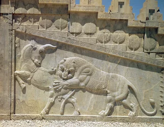 Leone che lotta con un toro, rilievo sulla scalinata orientale dell