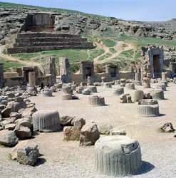 Sala delle Cento Colonne con la tomba di Artaserse II o Artaserse III sullo sfondo