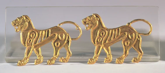 Due sequenze di leoni cucite su abiti cerimoniali, da Hamadan, c.V-IV secolo a.C.