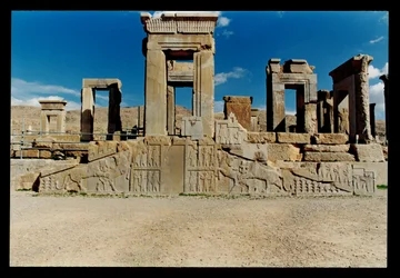 Facciata ovest del Tachara (palazzo privato di Dario), costruito c.485 a.C. e la scalinata aggiunta da Artaserse III c.360-50 a.C.