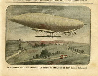 Illustrazione di Achille Lemot in Le Pelerin, 26/11/05 - Il dirigibile Lebaudy evoluisce sulla campagna orientale - Campagna, Palloni dirigibili zeppelin aerostazione, Lebaudy