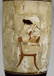 Lekythos attica a fondo bianco decorata con una donna che suona una cetra (terracotta smaltata)