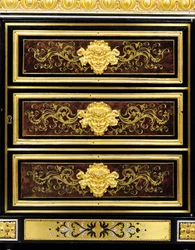 (dettaglio) di un mobiletto laterale in marqueterie boulle Luigi XVI tardivo
