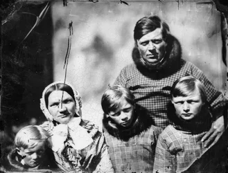 Funzionario danese (Hans Elberg) e famiglia