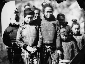 Ritratto di gruppo di ragazze e donne Inuit