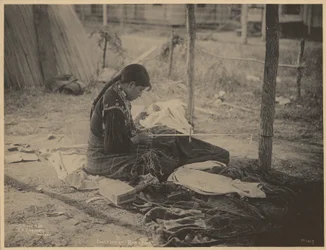 [Donna della nazione Meskwaki intenta a lavorare con perline]
