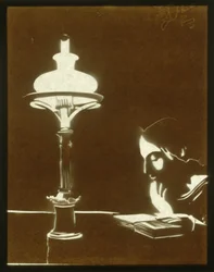 Ragazza che legge al lume di lampada