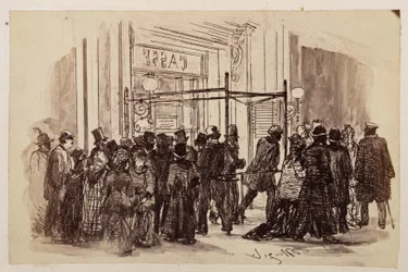 Biglietteria del teatro, gli acquirenti si accalcano da destra verso la biglietteria illuminata e si allontanano a sinistra, per «La brocca rotta» di Heinrich von Kleist