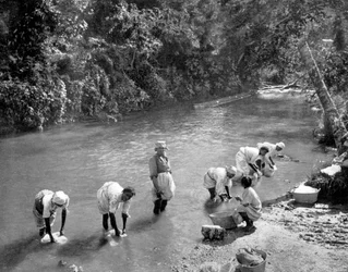 Donne che lavano i vestiti nel fiume, Port Antonio, Giamaica, c1905