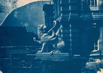 Scultura di un grifone su un cantiere a Marsiglia