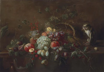 Uva, mele, prugne, fichi e altra frutta su un tavolo di legno parzialmente drappeggiato, una scimmia che mangia noci vicino a un cesto intrecciato rovesciato