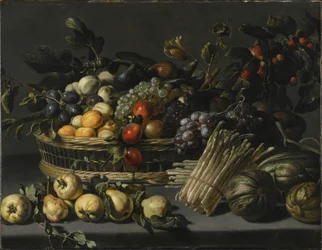 Natura morta con frutta impilata in un cesto, circondata da mele cotogne, meloni e asparagi su un ripiano
