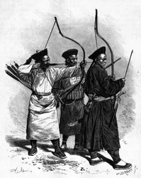 Ritratti di tre arcieri cinesi in costume tradizionale, negli anni 1870. Incisione da un disegno di Marie, da una fotografia di Thomson, in "Le Tour du Monde, Nouveau journal des Voyages", edito da Edouard Charton, Parigi