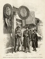 Tre lavoratori funebri a Pechino. Incisione dal disegno di A. Marie, per illustrare il viaggio a Pechino e nel Nord della Cina, di T. Choutze, nel 1873, pubblicato in "Le tour du monde" 1876, a cura di Edouard Charton, edizione Hachette, Parigi. Collezione