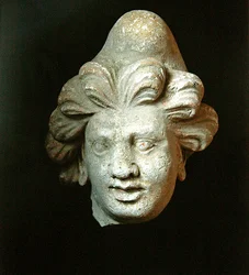 Testa di un uomo con cappello frigio
