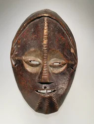 Maschera, cultura Ngbaka, dalla Repubblica Democratica del Congo (legno con pigmento)