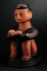 Figura seduta di un uomo con un copricapo, Tsonga, Mozambico, fine XIX secolo
