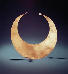 Lunula, Ross, contea di Westmeath, prima età del bronzo, ca. 2000 a.C.