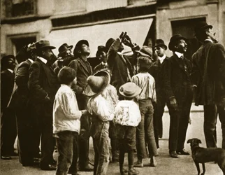 Una folla di strada a Città del Messico osserva la cometa di Halley, aprile 1910