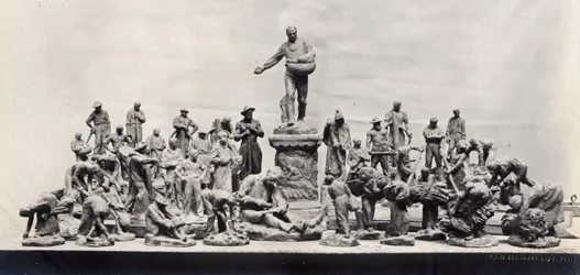 Monumento ai lavoratori (foto b/n)
