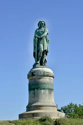 Statua colossale di Vercingetorige (72-46 a.C.), condottiero gallico - Alta 6,60 m, eretta nel 1865 sulla parte occidentale del Mont Auxois (base alta 7 m di Viollet-le-Duc), Alise-Sainte-Reine, 1865