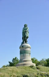 Statua colossale di Vercingetorige (72-46 a.C.), condottiero gallico - Scultura di Aimé Millet (1819-1891), alta 6,60 m, eretta nel 1865 nella parte occidentale del Mont Auxois (basamento alto 7 m di Viollet-le-Duc), Alise-Sainte-Reine, 1865
