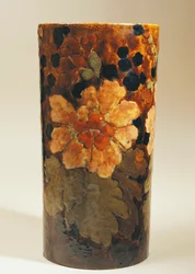 Vaso con decorazioni floreali, di Albert Dammouse