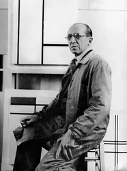 Piet Mondrian nel suo studio al 26 avenue du Depart