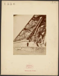 Fondazioni, trave, operaio: Torre Eiffel