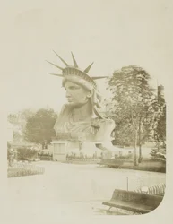 Testa della Statua della Libertà in mostra in un parco a Parigi, 1883