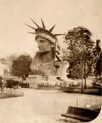 La testa della Statua della Libertà esposta a Parigi nel 1883