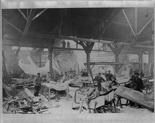 Operai che costruiscono la Statua della Libertà nel laboratorio parigino di Bartholdi