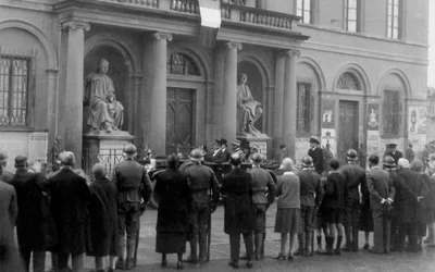 Folla di persone in Piazza Duomo in occasione della visita di Re Vittorio Emanuele III a Firenze