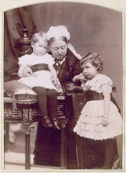 Regina Vittoria con due dei suoi nipoti, aprile 1886