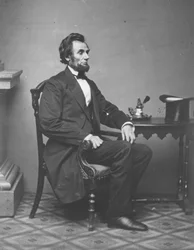 Abraham Lincoln, ritratto a figura intera, seduto, 1861