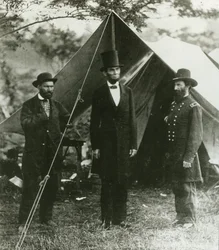 Abraham Lincoln con Allan Pinkerton e il Maggiore Generale John A. McClernand, 1862