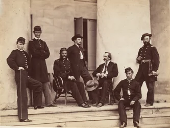 Generale di brigata Gustavus A. DeRussy e staff sui gradini della Arlington House, Arlington..., maggio 1864