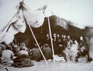 Il generale William T. Sherman presiede al Trattato di Fort Laramie con il capo Nuvola Rossa, aprile 1868