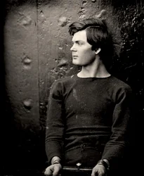 Lewis Powell con manette ai polsi a bordo della USS Saugus, 1865