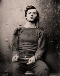 Lewis Powell con ferri ai polsi a bordo della USS Saugus, 1865