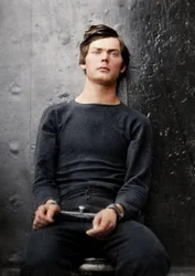 Lewis Powell con ferri ai polsi a bordo della USS Saugus, 1865