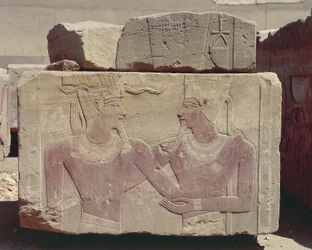 Egitto, Karnak, rilievo dipinto di Hatshepsut come faraone e dio Amon