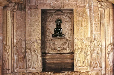 Ingresso e altare, tempio di Parshvanatha, gruppo di monumenti di Khajuraho (Lista del Patrimonio Mondiale dell